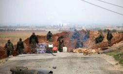 Des forces pro-gouvernementales syriennes tiennent leur position dans la région d'Al-Bab le 13 janvier 2016