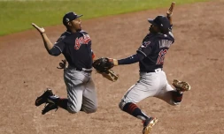 Les joueurs des Cleveland Indians Francisco Lindor et Rajai Davis célèbrent leur victoire sur les Chicago Cubs, le 28 octobre 2016 à Wrigley Field