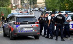 Des policiers devant la maison de la famille de l'imam Hassan Iquioussen, le 30 août 2022 à Lourches, dans le nord de la France