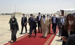 Des officiels émiratis accueillent le ministre israélien des Affaires étrangères, Yaïr Lapid, à son arrivée à l'aéroport d'Abou Dhabi, le 29 juin 2021