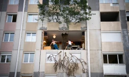 Des comédiens de la compagnie de théâtre Royal de Luxe jouent une scène du spectacle "Cinémascope" dans le quartier de Bellevue, le 18 septembre 2020 à Nantes