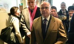 Le ministre de l'Intérieur Bernard Cazeneuve arrive dans un centre de refugiés au Mans, le 22 février 2016