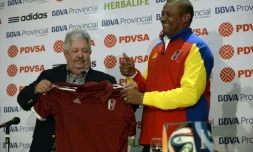 Le président de la Fédération vénézuélienne Rafael Esquivel (g) lors de la présentation du sélectionneur Noel Sanvicente, le 17 juillet 2014
