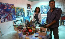 L'artiste peintre libyenne, Najla al-Fitouri, et son mari le peintre Youssef Ftis dans leur atelier à Tripoli, le 12 septembre 2015