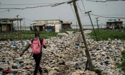 Un marais recouvert de déchets plastiques dans un quartier de Lagos, au Nigeria, le 12 février 2019