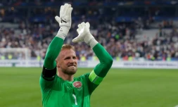 La joie du gardien de but Kasper Schmeichel, après la victoire du Danemark, 2-1 face à la France, lors de leur match de Ligue des nations, le 3 juin 2022 au Stade de France à Saint-Denis