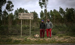 Deux immigrants indiens attendent le bus à Sao Teotonio, dans la municipalité d'Odemira au Portugal, le 16 janvier 2024