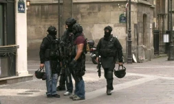 Des membres de la Brigade de recherche et d'intervention (BRI) devant l'église Saint-Leu dans le centre de Paris, le 17 septembre 2016 aprÚs une fausse alerte terroriste
