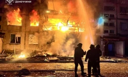 Un incendie provoqué par une frappe à Dobropillia, dans l'est de l'Ukraine, le 8 mars 2025