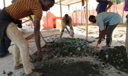 Des mineurs artisanaux trient des mineras sur la route entre Kolwezi et Lubumbashi, le 15 février 2018.