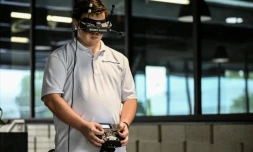Un pilote manœuvre un drone lors d'une démonstration de neutralisation d'un tireur dans une école, au siège de la start-up Campus Guardian Angel, le 8 mai 2026, à Austin, au Texas