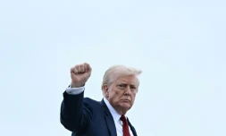Le président américain Donald Trump lève le poing avant de monter à bord d'Air Force One, le 1er août 2025 à Base Andrews, dans le Maryland