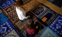 Anne-Sophie Monsinay (d) et Eva Janadin dirigent une priĂšre Ă Paris, le 7 septembre 2019