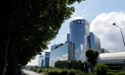 Face à la concurrence des chaînes de la TNT, et plus globalement le recul de la télévision face à internet, le premier groupe privé de télévision veut redresser les audiences