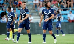 Les défenseurs de Bordeaux Laurent Koscielny (g) et Paul Baysse lors d'un match de pré-saison contre Toulouse, le 4 août 2020 à Agen