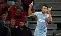 L'attaquant de Monaco Radamel Falcao (g) auteur d'un doublé face à Lille au stade Pierre-Mauroy, le 22 septembre 2017 