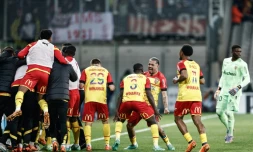 Les Lensois célèbrent leur deuxième but, celui de la victoire contre Reims (2-1) vendredi 12 mai 2023 au Stade Bollaert lors de la 35e journée de Ligue 1, à Lens, dans le nord de la France.