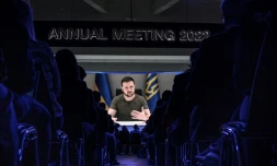 Le président ukrainien Volodymyr Zelensky apparaît sur un écran géant pendant son discours par visioconférence devant le Forum économique mondial de Davos (Suisse), le 23 mai 2022