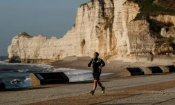 Course à pied près des falaises d'Etretat le 13 avril 2020, au 28e jour de confinement