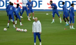 Le sélectionneur de l'équipe de France Zinédine Zidane au centre d'une séance d'entraßnement à la veille de la rencontre de Ligue des nations contre l'Italie, le 1er octobre 2026 à Saint-Denis