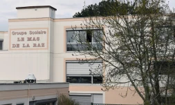 Vue extérieure en date du 24 mars 2015 du groupe scolaire Le Mas à Villefontaine