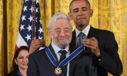 Le président américain Barack Obama (droite) remet la médaille présidentielle de la Liberté au compositeur Stephen Sondheim (gauche) à la Maison Blanche, à Washington, le 24 novembre 2015