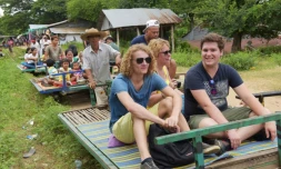 Des touristes à bord du "train de bambou", le 6 août 2017 à Battambang, au Cambodge