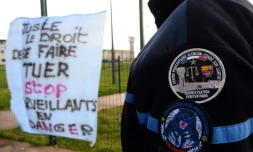 Un surveillant de l'administration pénitentiaire devant la prison d'Alençon, le 7 mars 201 à Condé-sur-Sarthe