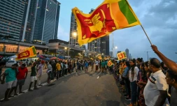 Des manifestants antigouvernementaux occupent une rue de la capitale du Sri Lanka, Colombo, le 10 mai 2022