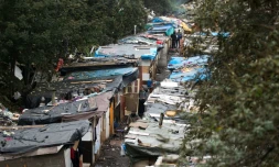 Le bidonville rom de la petite ceinture, installé sur une voie de chemin de fer désaffectée près de la Porte de Clignancourt, à Paris le 26 octobre 2017