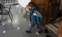 Un enfant porte un masque pour se protéger de la pollution le 18 novembre 2015 à New Delhi