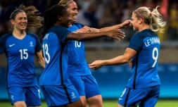 La Française Eugenie Le Sommer (D) lors du match contre la Colombie le 3 août 2016 à Belo Horizonte