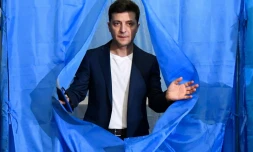 Le comédien ukrainien Volodymyr Zelensky, à la sortie d'un isoloir, aprÚs avoir voté pour le deuxiÚme tour de la présidentielle, à Kiev le 21 avril 2019