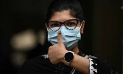 Une femme montre son pouce marqué à l'encre après avoir voté lors des législatives au Bangladesh, à Dhaka, le 7 janvier 2024