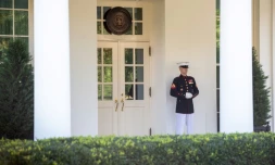 Un membre du corps des Marines assure un tour de garde devant la West Wing, à la Maison Blanche, signe que le président américain Donald Trump se trouve dans le Bureau ovale
