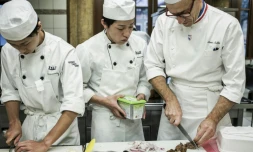 Un chef français (d) donne un cours de cuisine à des étudiants japonais à l'école Tsuji à Liergues, dans le Rhône, le 3 décembre 2015