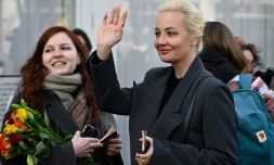 Ioulia Navalnaïa, la veuve d'Alexeï Navalny, ancien principal opposant à Vladimir Poutine, devant l'ambassade de Russie à Berlin pour voter au dernier jour de l'élection présidentielle dans son pays, le 17 mars 2024