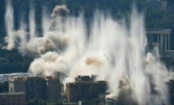 Les deux principales piles de ce qui reste du pont de GĂȘnes, dont l'effondrement avait fait 43 morts en aoĂ»t 2018, dĂ©truites Ă l'explosif le 28 juin 2019