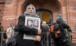 La militante syrienne Yasmen Almashan le 13 janvier 2022, devant le tribunal de Coblence, en Allemagne, où est jugé Anwar Raslan, un ancien colonel des services de renseignement syrien, pour crimes contre l'humanité