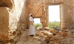 Un homme se tient debout dans une ruine à Suakin, au Soudan, le 22 janvier 2026