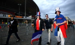Des supporteurs arrivent pour assister au match France - Russie, le 29 mars 2016 au Stade de France