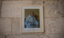 Une photo du père Jacques Hamel dans l'église de Saint-Etienne-du-Rouvray, le 10 février 2022