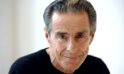 Le journaliste et patron de presse Jean-Louis Servan-Schreiber pose le 22 novembre 2010 Ă Paris