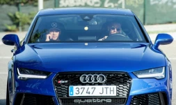 La star brésilienne Neymar (d) à son arrivée au centre d'entraînement du FC Barcelone, le 2 août 2017