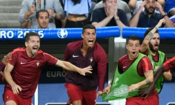 L'attaquant portugais Cristiano Ronaldo (c) exulte depuis le banc à l'issue de la finale de l'Euro, le 10 juillet 2016 au Stade de France