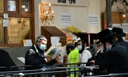 Des pèlerins juifs visitent la tombe de Rabbi Nahman à Ouman (Ukraine) le 15 septembre 2020