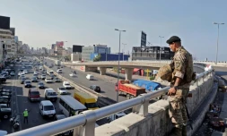 Un militaire libanais surveille la route aprÚs la levée de barrages au nord de Beyrouth, le 30 octobre 2019
