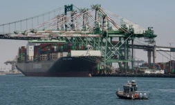 Un bateau décharge des conteneurs en provenance d'Asie, le 1er août 2019 au port de Long Beach, en Californie