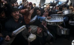 Distribution alimentaire dans le camp de Khan Younès, dans la bande de Gaza, le 26 février 2026
