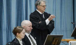 Anders Behring Breivik (c) et son avocat Ăystein Storrvik (d) au premier jour de son procĂšs sur ses conditions de dĂ©tention, le 8 janvier 2024 dans le gymnase de la prison de Ringerike, Ă Tyristrand, prĂšs d'Oslo, en NorvĂšge